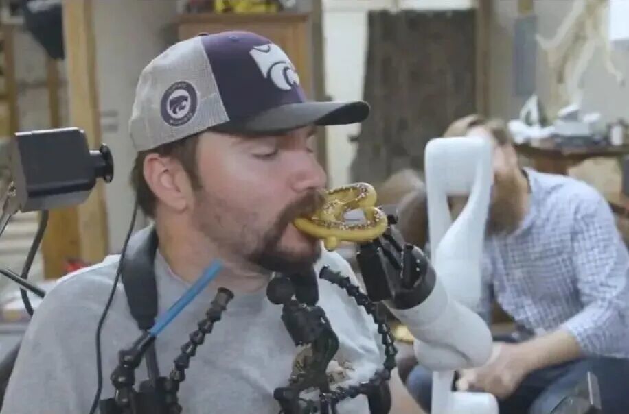 马斯克脑机接口公司的患者用意念控制机械臂