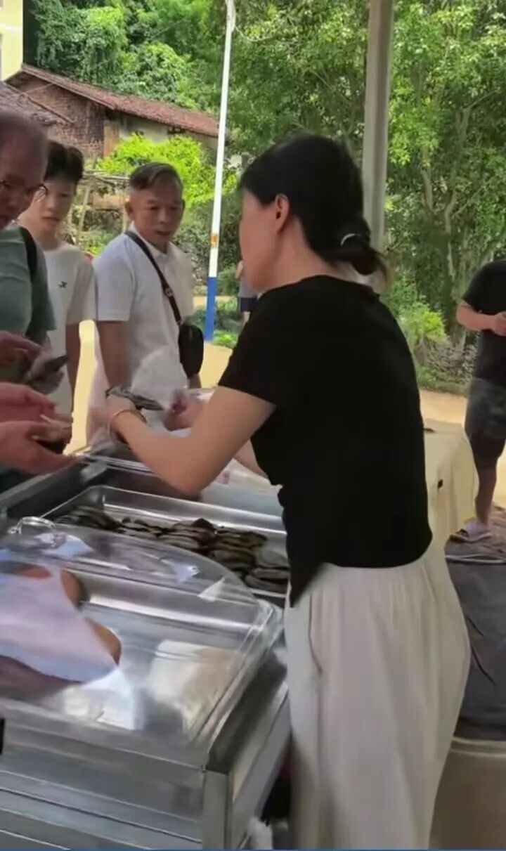 王虹家门口的小吃摊（视频截图）
