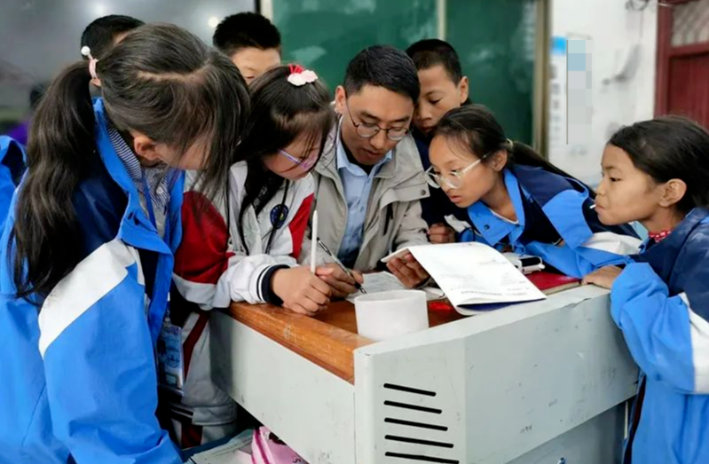 ▲苏正民支教时给孩子们讲题