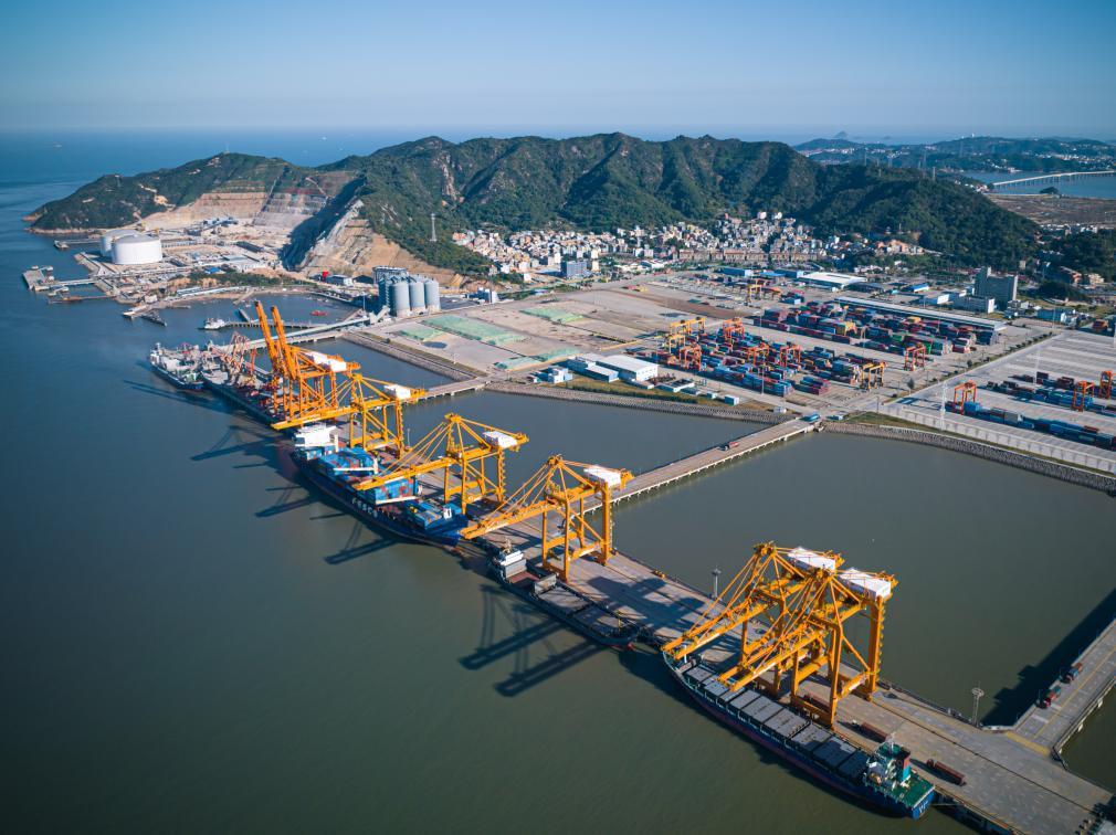 货轮停靠在温州港状元岙集装箱码头卸载集装箱（无人机照片）。新华社记者江汉 摄