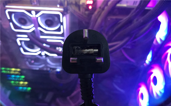 满载干断13A保险丝!四路RTX 5090工作站烧穿墙插:插头熔了插座报废