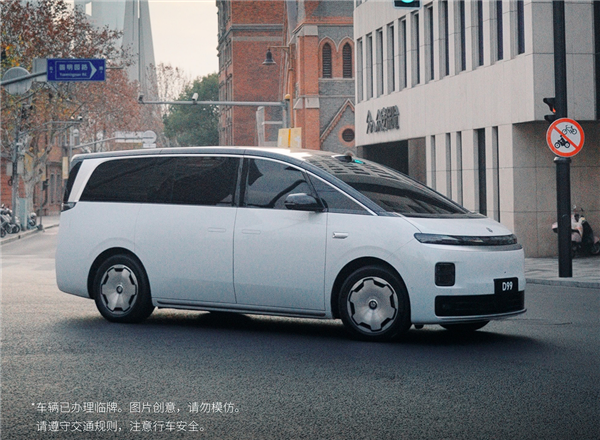 零跑又要掀桌子 全新MPV车型D99内饰发布：旋转座椅安排了
