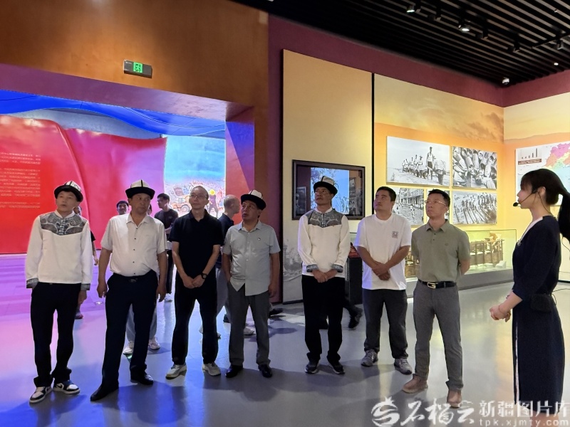 10月17日,昆仑山牧民和深圳摩友一起在深圳改革开放展览馆参观(从左到右依次为:阿卜杜拉·阿卜杜热伊木、阿伍提·亚森、余传仁、麦麦提萨伍提·亚森、阿卜杜热伊木·阿散、李凌峰、卢鹏)。石榴云/新疆日报记者 郭倩摄