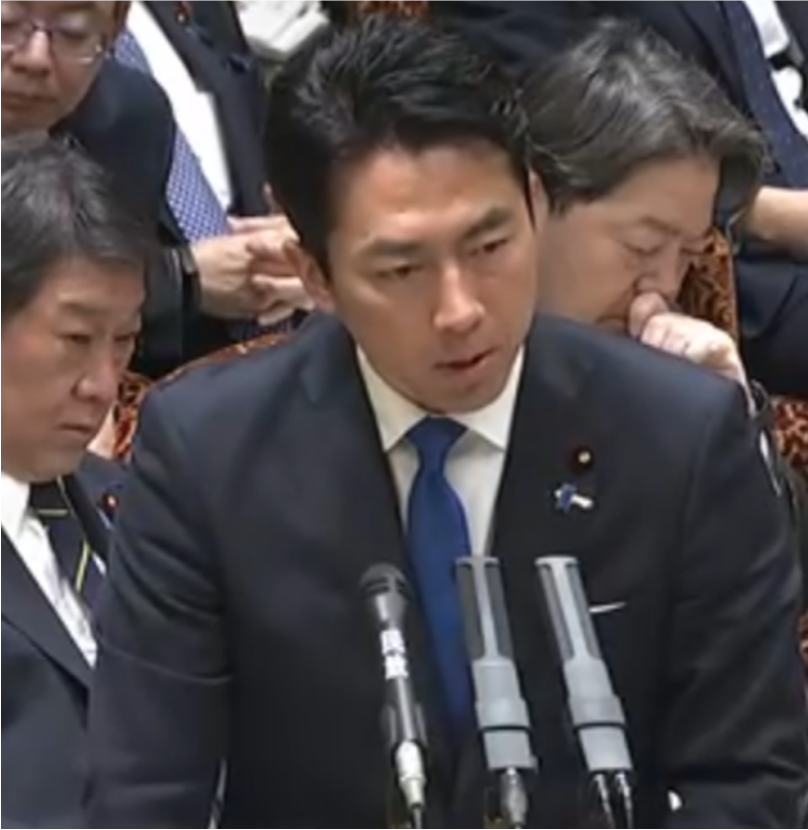 日本防卫大臣小泉进次郎16日在日本国会发言。图为日媒发布的视频截图