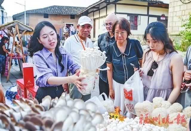 游客在市集上购买罗源秀珍菇。刘其燚 摄