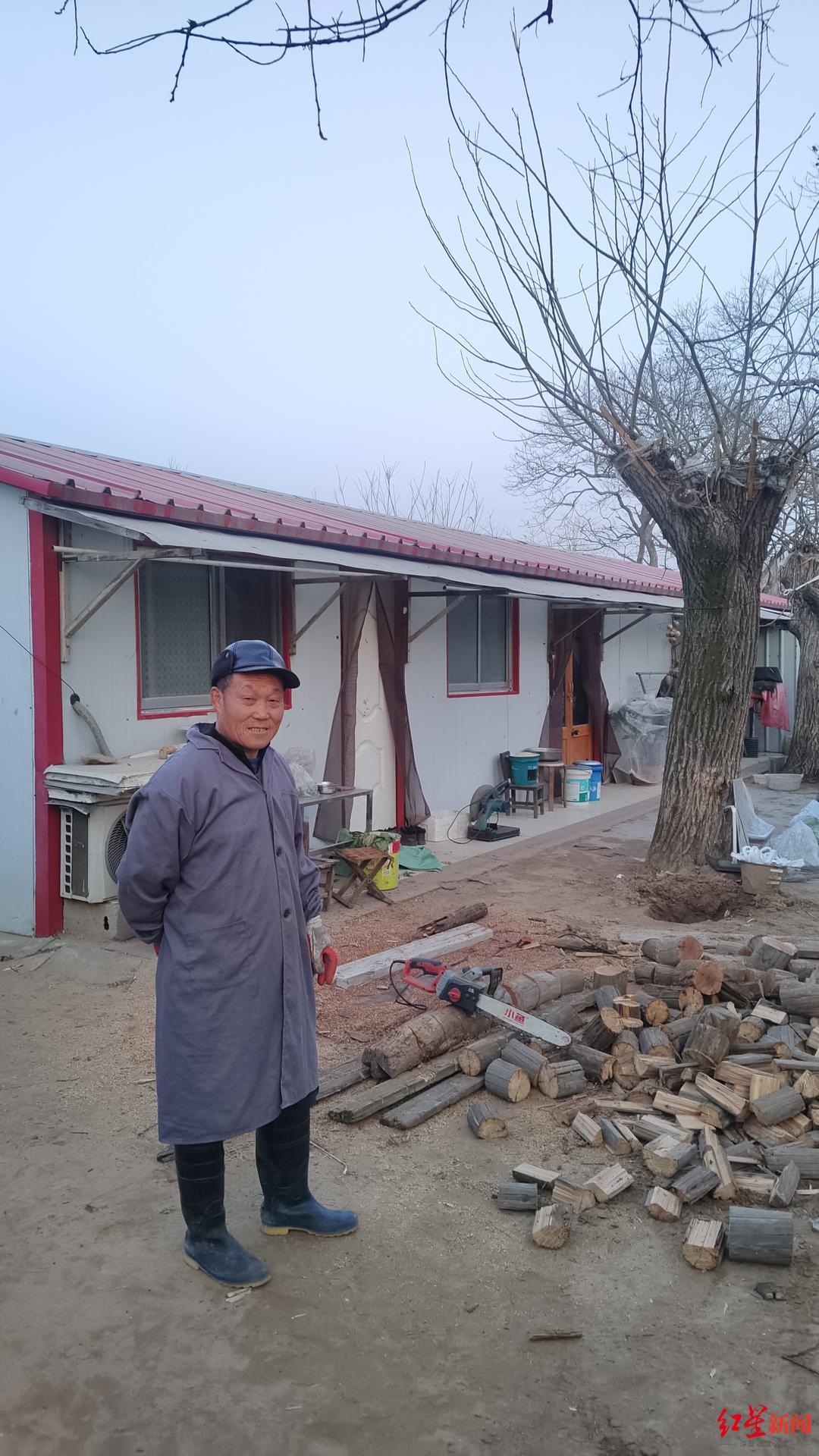 ▲铁皮屋前的村民