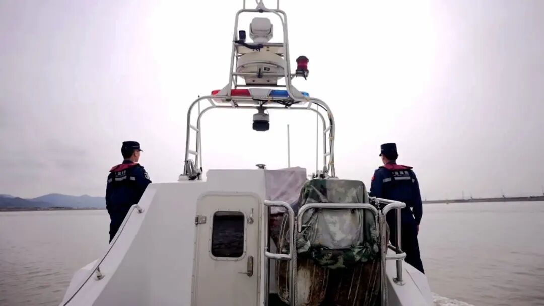 海警执法艇迅速前往调查处置。宁波海警供图