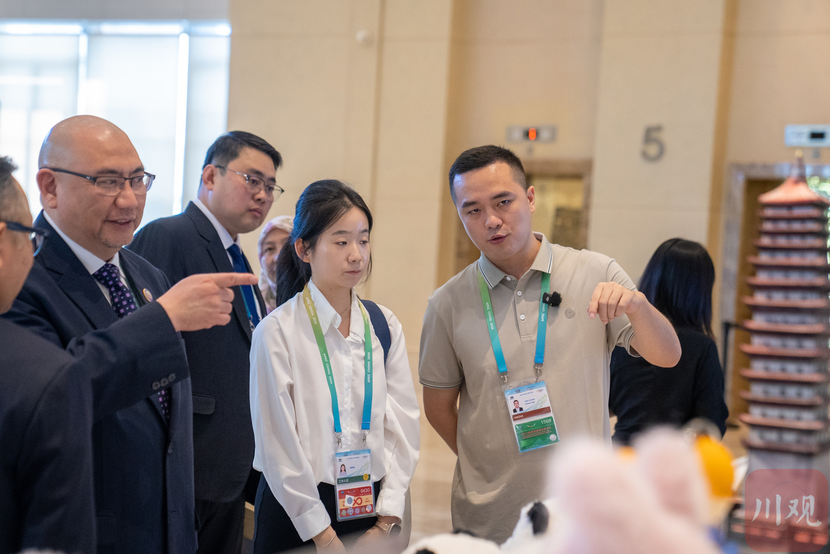 文莱交通与信息通信部部长穆罕默德&middot;瑞扎&middot;穆罕默德&middot;尤努斯（左一）被四川日报全媒体“C空间”团队的光场裸眼3D文物画吸引。