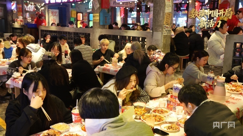 “江西小炒”受到年轻群体追捧（央广网记者 郇康新 摄）