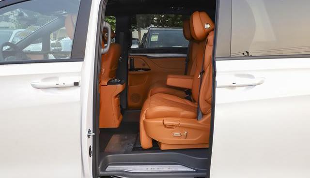 之前我一直开一台紧凑级 SUV，单身的时候用着挺顺手，通勤代步、周末出游都能应付-有驾