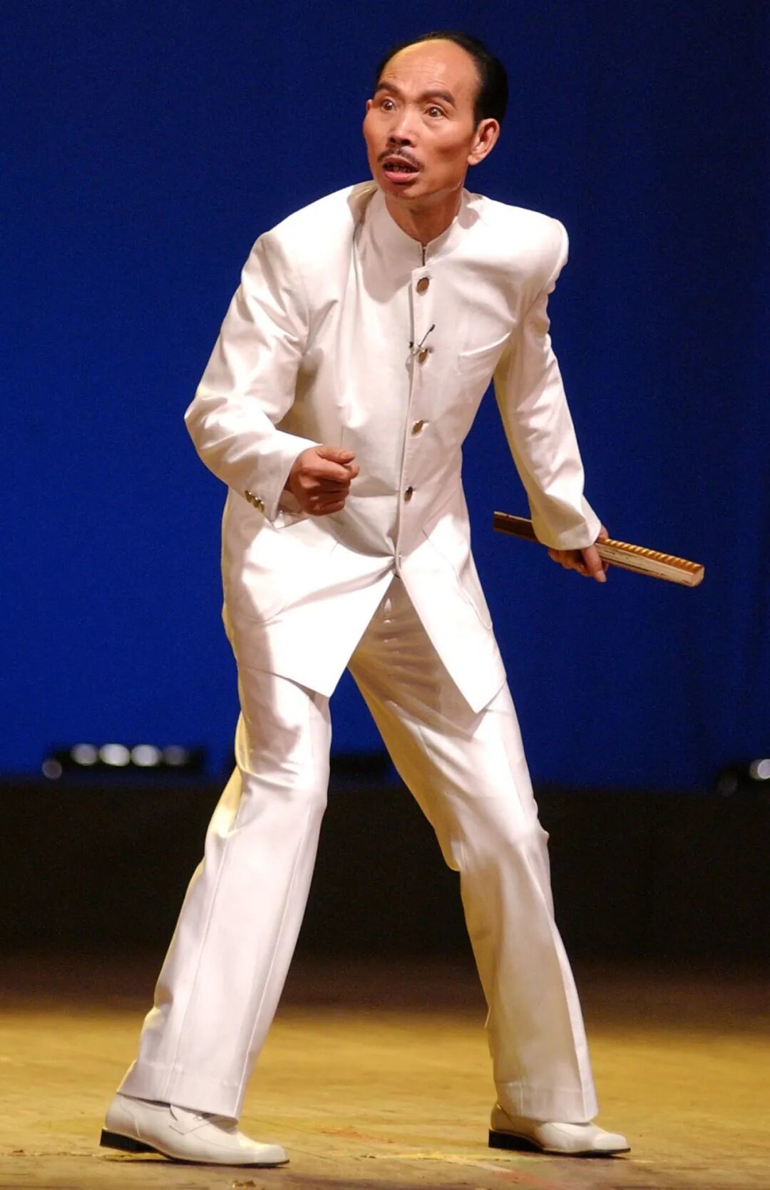 2002年,李伯清在锦城艺术宫表演散打评书(资料图 迟阿娟摄)