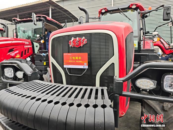 洛阳中国一拖试车场面上，停放着LW3204农业轮式恶浊机。中新网记者 刘越 摄