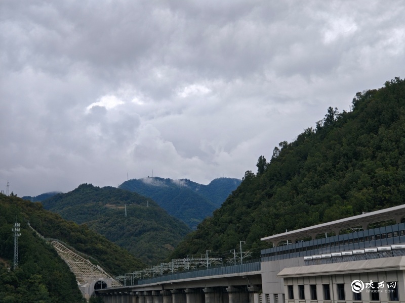 一条高铁和一座山的“君子协定”2