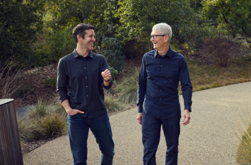 Tim Cook 和 John Ternus 在 Apple Park。