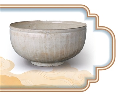 北宋定窑白釉刻花鱼纹碗，内壁饰水波纹与鱼藻纹，外壁饰莲瓣纹。山东博物馆供图