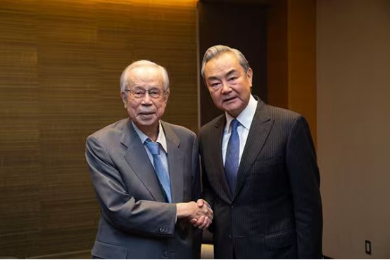 2025年3月23日，中共中央政治局委员、外交部长王毅在东京会见福田康夫。（图源：外交部网站）