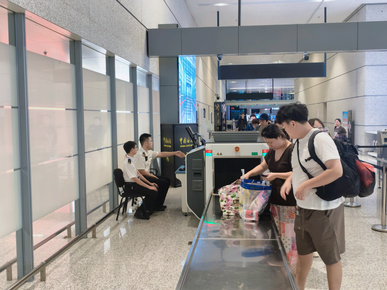 宁波机场海关关员监管旅客有序通关。郑成凯摄.jpg