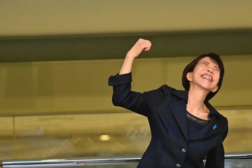 当地时间1月31日,日本神奈川县,高市早苗在一次竞选演讲中挥拳。图/视觉中国