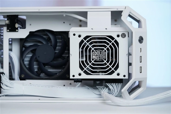 全铝CNC+白火神显卡 七彩虹定制主机图赏