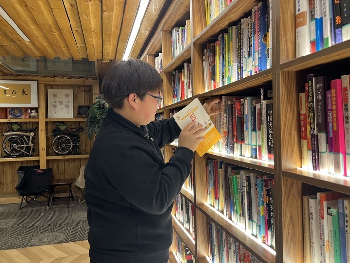 2月3日深夜，宣南书店（法源寺店）里，夜间管理员程泽鑫正在整理书架。新华每日电讯记者宋依黛 摄