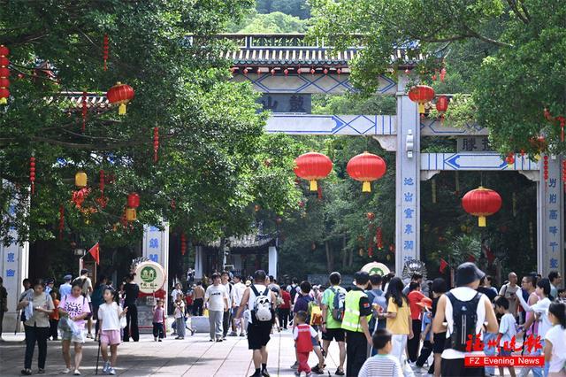 大批市民、游客涌向鼓山。