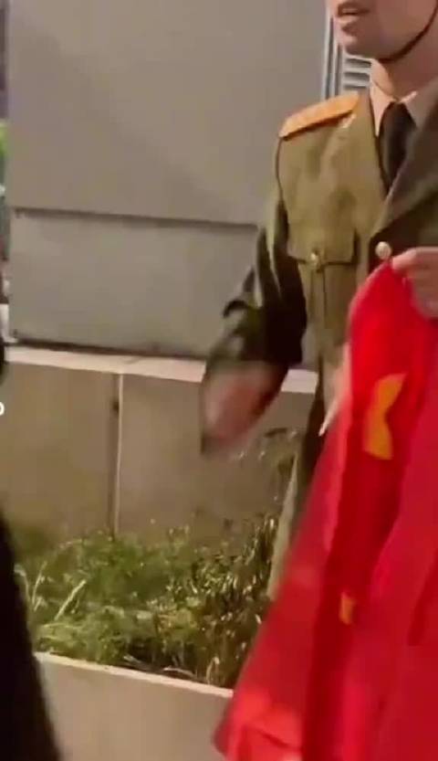 日本东京民众手举中日国旗街上游行，哪里都有中国红，打败日本野心狼！