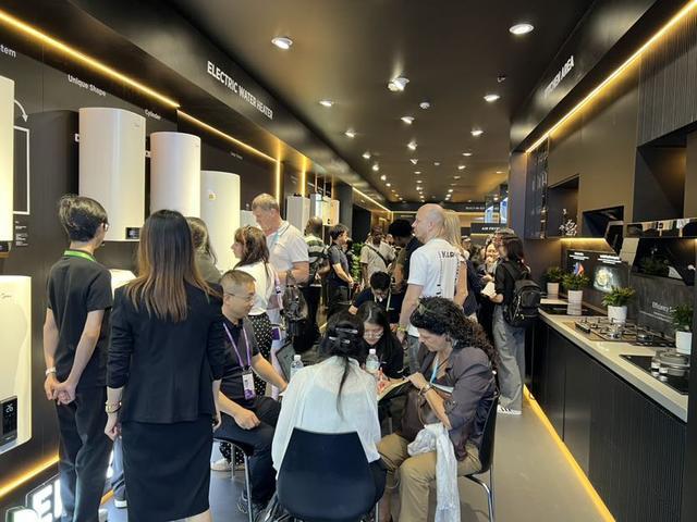 第140届广交会,美的集团展位人气火爆。