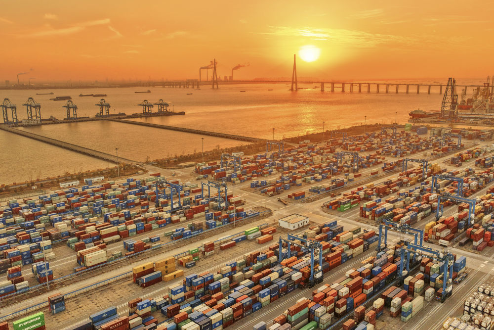 2025年12月9日拍摄的南通港通海港区集装箱码头（无人机照片）。新华社发（许丛军摄）