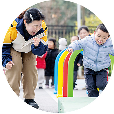 浙江省湖州市一所幼儿园里，小朋友们在老师陪伴下参与小游戏。谭云俸摄（人民视觉）