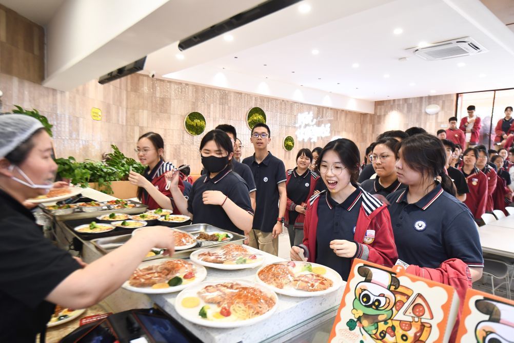 2025年6月5日,学生在南京市第九中学食堂选购营养餐。新华社发(杨素平 摄)