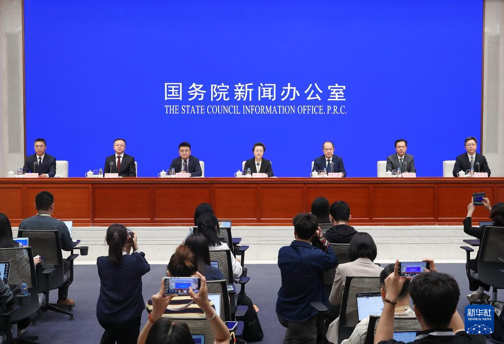 5月26日，国务院新闻办公室举行国务院政策例行吹风会，国家发展改革委副主任郑备、教育部基础教育司负责人游森、民政部儿童福利司司长孟志强、人力资源社会保障部规划财务司司长张立新、住房城乡建设部住房保障司司长徐亮、国家医保局规划财务和法规司司长蒋成嘉介绍《关于推行常住地提供基本公共服务的实施意见》有关情况，并答记者问。新华社发（刘健摄）