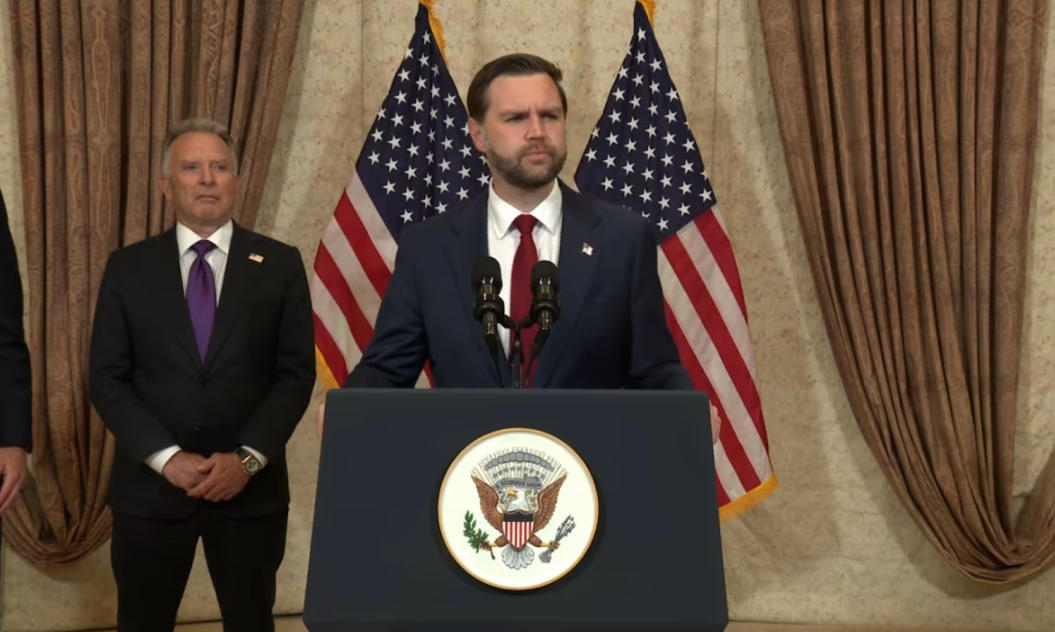 万斯在伊斯兰堡召开记者会