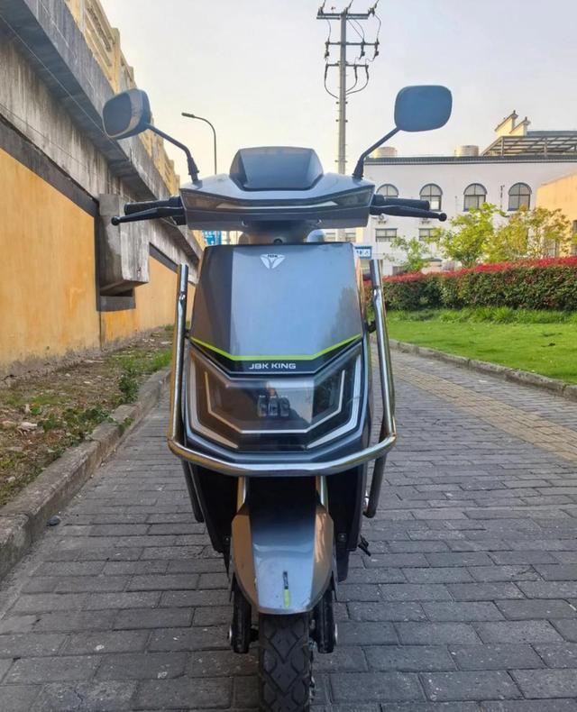 最近车市跟疯了似的拼命降价，原来是工信部新文件划定电池安全和油车税费红线，风向彻底转变车企被迫清库存自救-有驾