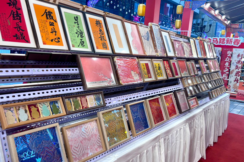 “多巴胺”色系融入书法作品背景（央广网发 张嘉玥 摄）