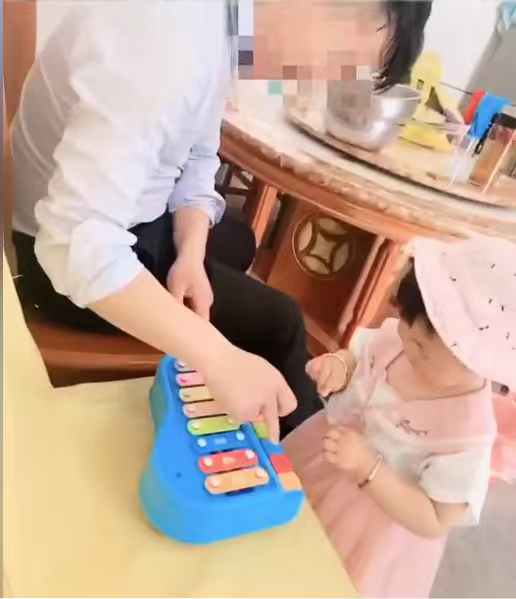 韦先生与孩子合照 图/视频截图