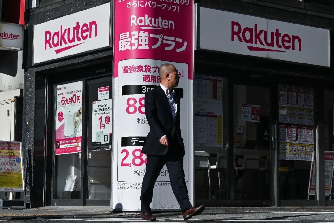 2024年5月14日,在东京街头,一名男子走过日本乐天集团的一家店铺。新华社/法新社