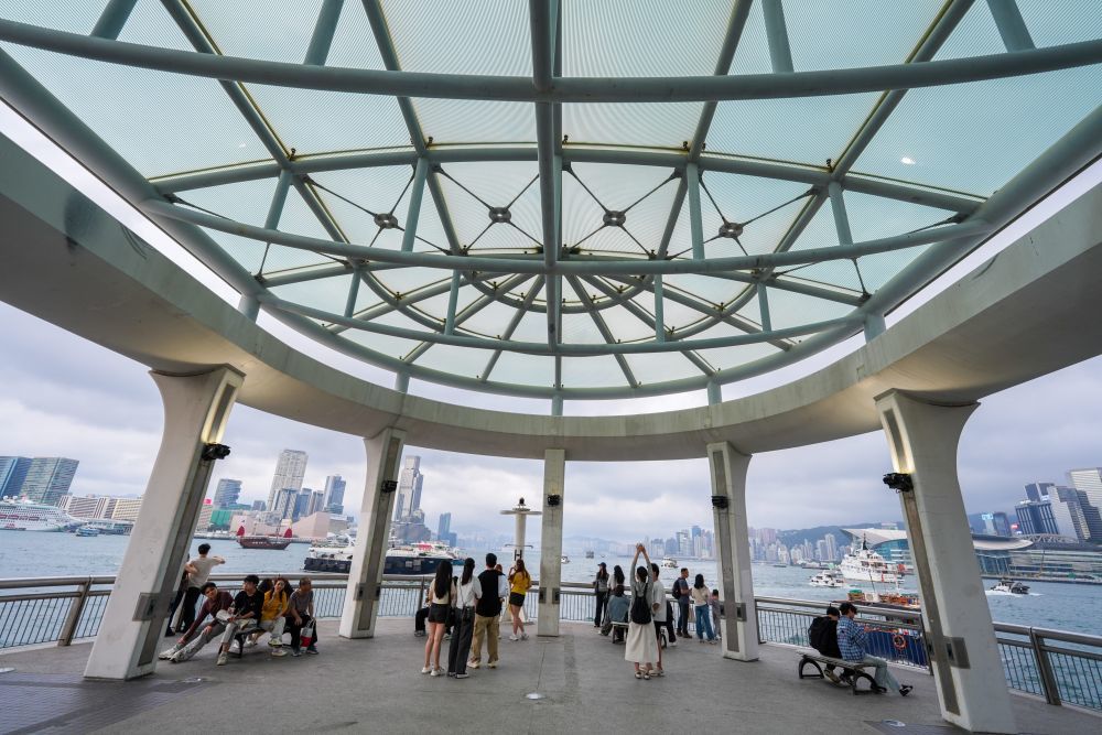 5月1日，游客在香港中环码头游览。新华社记者 朱炜 摄