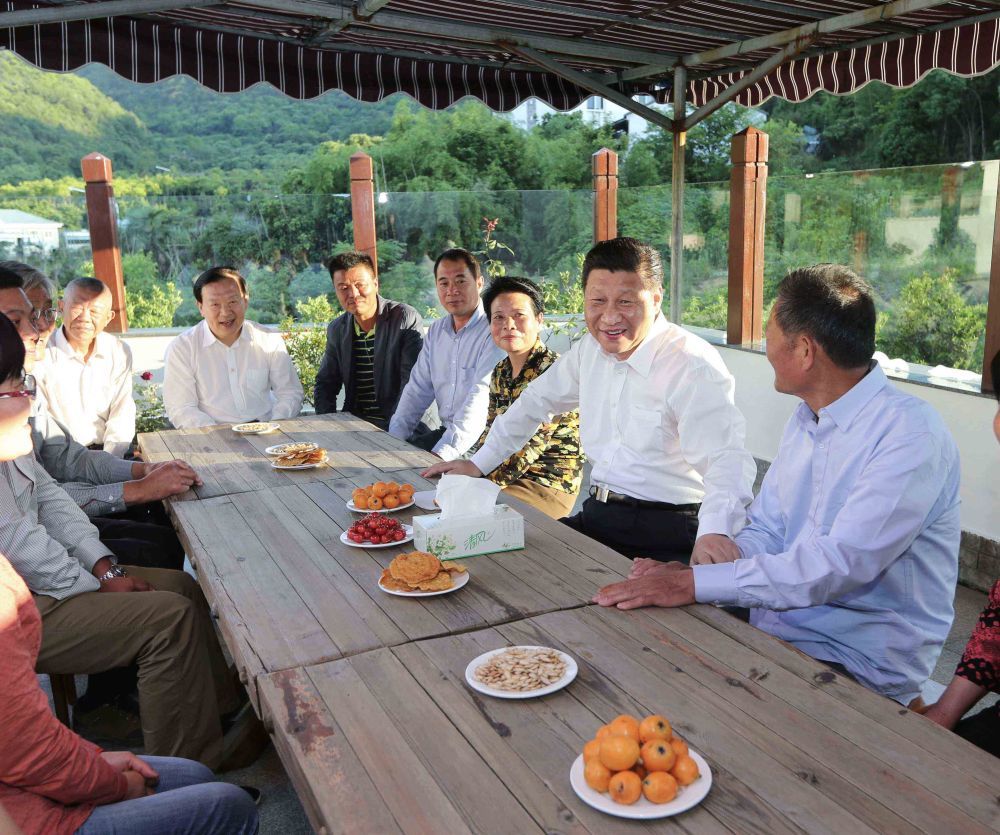 2015年5月25日,习近平总书记在浙江舟山新建社区村民袁其忠家中与村民代表座谈。新华社记者 兰红光 摄