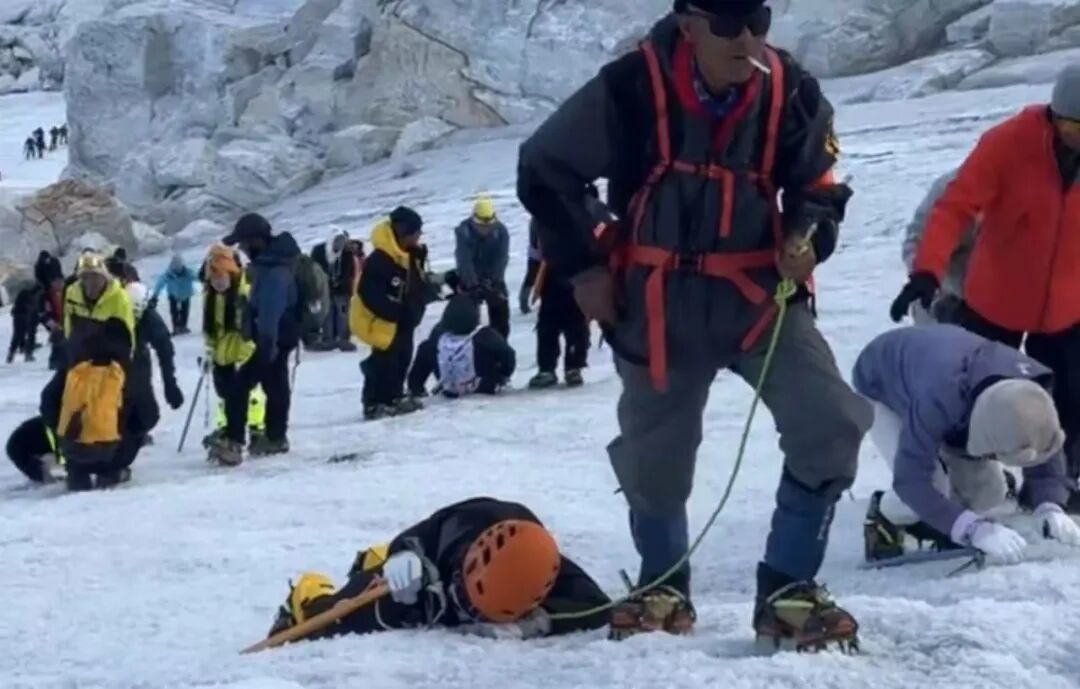 冲顶时许多游客体力消耗殆尽,需要靠向导牵引。(图/网友@山行者户外-川越)