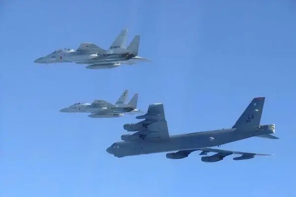2025年12月10日,日本航空自卫队的F-15战斗机与美国空军的B-52轰炸机在日本海上空进行联合演习,以回应当时刚刚结束的中俄联合军演 美联社