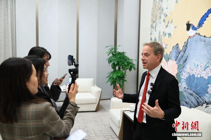 10月24日，联合国发展系统驻华协调员杰思衡(右)在2026全球治理论坛(雄安)期间接受媒体采访。中新社记者 田雨昊 摄
