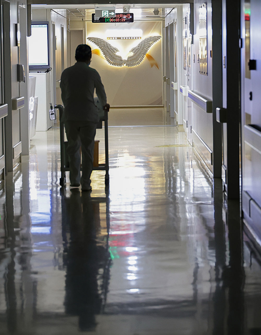 2月4日0时许，护士在急诊病房内巡视。