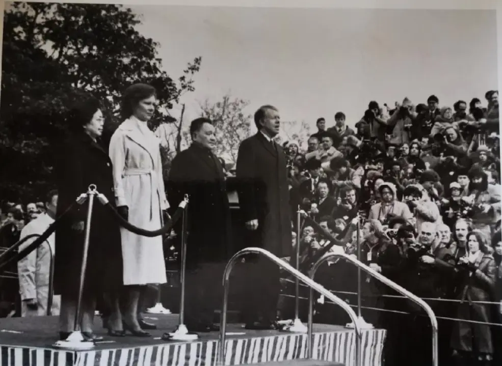 ▲1979年1月29日,时任国务院副总理的邓小平同志和美国总统卡特在白宫草坪美国的欢迎仪式上。