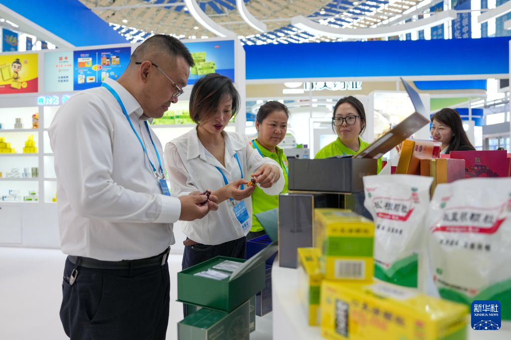 9月4日,参会人员在第七届中国(甘肃)中医药产业博览会上挑选中医药产品。新华社记者 郎兵兵 摄