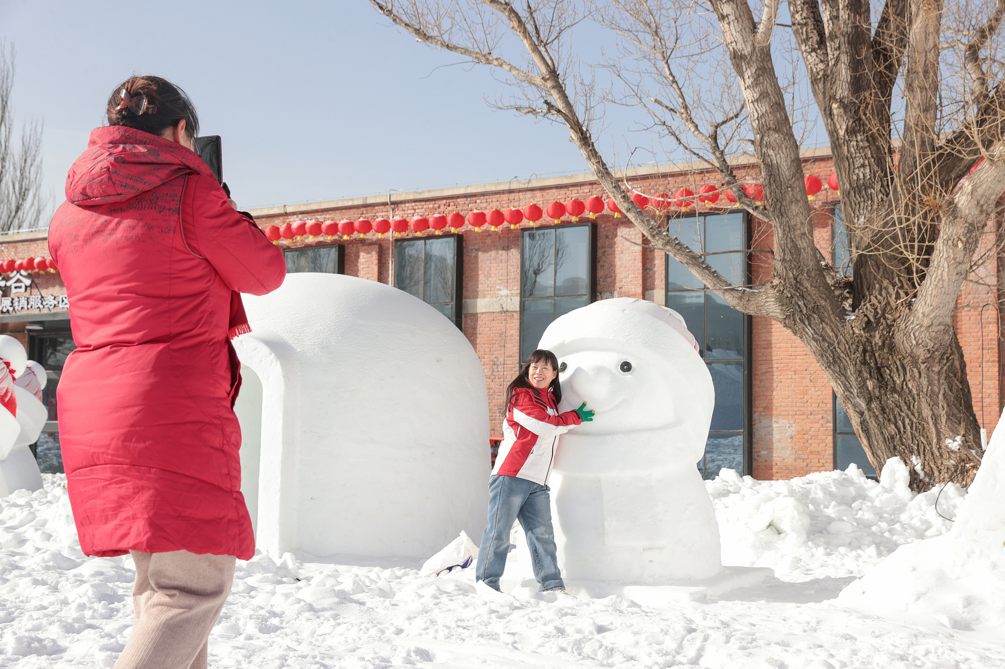 北京延庆，市民长城脚下过小年
