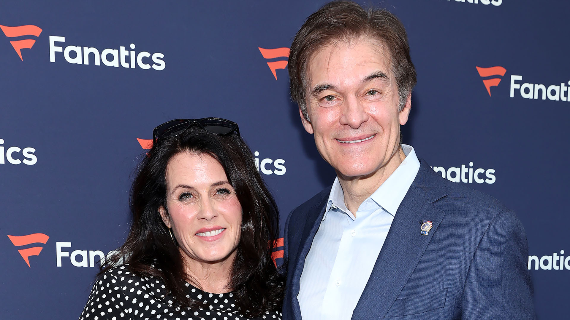 穆罕默德·奥兹(右)与妻子丽莎·奥兹。资料图 图自美媒