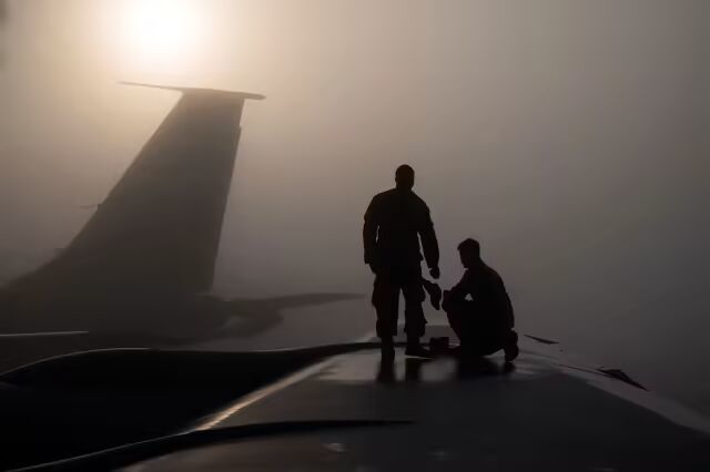 2020年,美国空军机组长在卡塔尔乌代德空军基地对一架KC-135加油机进行维护。该基地是中东地区最大的美军基地,部分人员已被敦促离开。