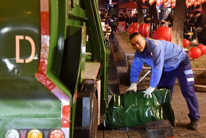 2月4日，在簋街清运多年的李宁，装运完垃圾后清理环境。新华每日电讯记者李欣 摄