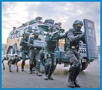 四川省绵阳市公安局特巡警支队特警大队队员与警用机器狗协同配合,开展实战化演练。唐 超摄(影像中国)