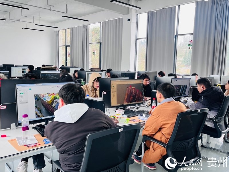 在贵阳市观山湖区，数据标注正“火热”。人民网记者 陈洁泉摄